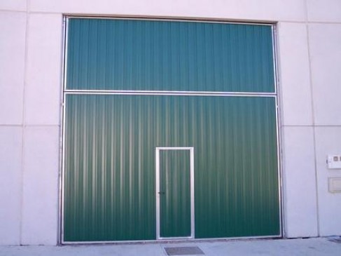 12-puertabasculanteindustrialcon puertapeatonalintegrada.jpg