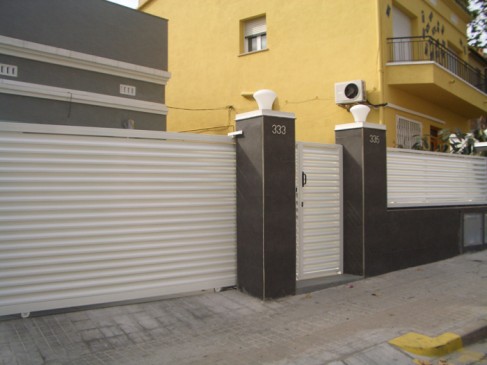 puerta corredera residencial acanalada 1.jpg