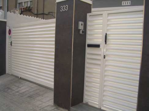 puerta corredera residencial acanalada 2.jpg